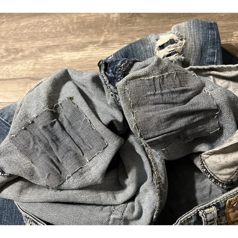 Silver Jeans Women's Pioneer Boot Low Rise Distressed Jeans Size 30/33 (32x33)